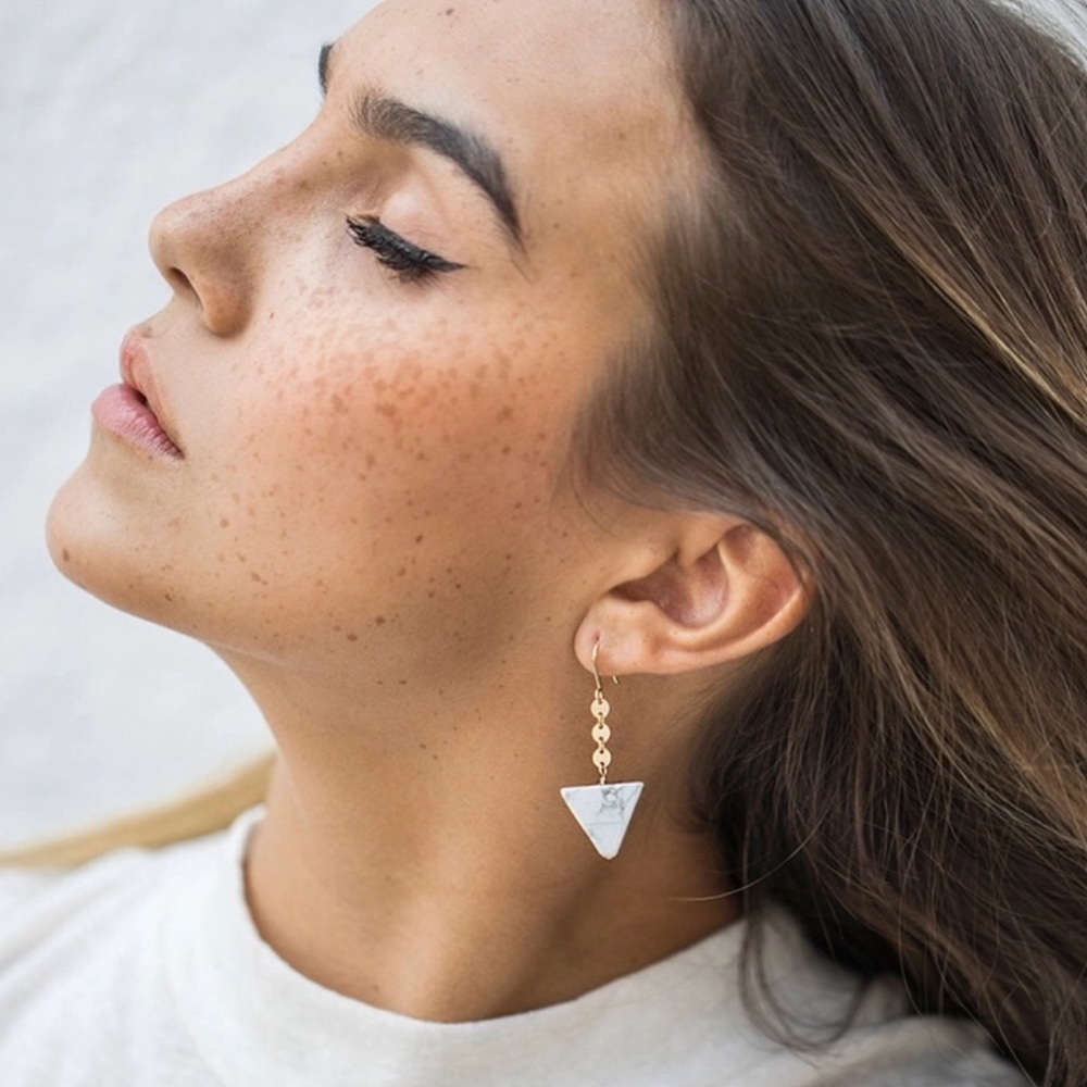 TRISHY🖤 white marble gold coin drop earrings - Picture 3 of 3